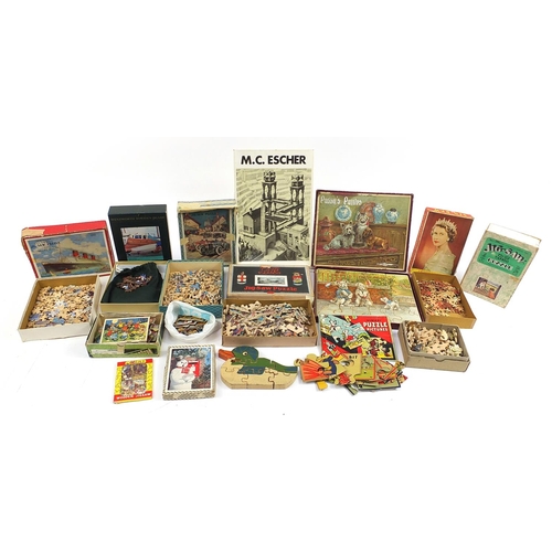 415 - Collection of vintage and later wooden jigsaw puzzles, mostly with boxes