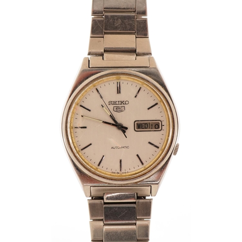 2061 - Seiko, vintage gentlemen's Seiko 5 automatic wristwatch with day/date aperture, 34mm in diameter