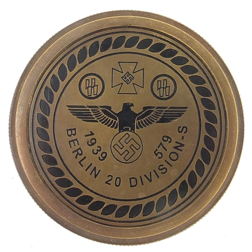 571 - Military interest brass travelling compass, 7.5cm in diameter