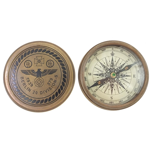 571 - Military interest brass travelling compass, 7.5cm in diameter