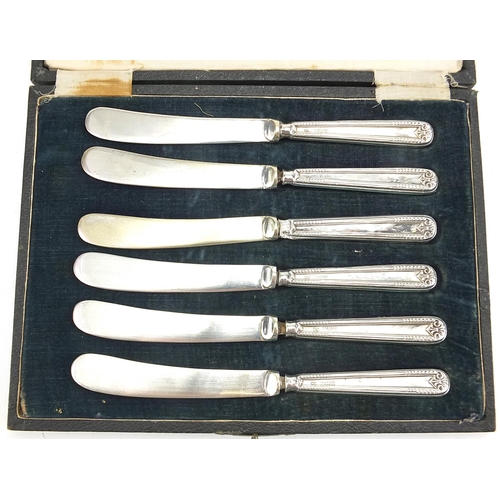 2139 - Set of six silver handled butter knives housed in a velvet and silk lined fitted case, Sheffield 191... 