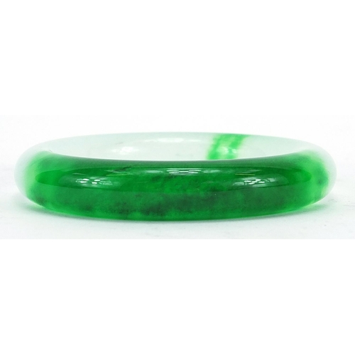 1017 - Chinese green jade bangle, 8.5cm in diameter, 93.0g