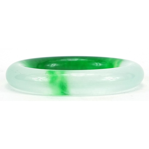 1017 - Chinese green jade bangle, 8.5cm in diameter, 93.0g