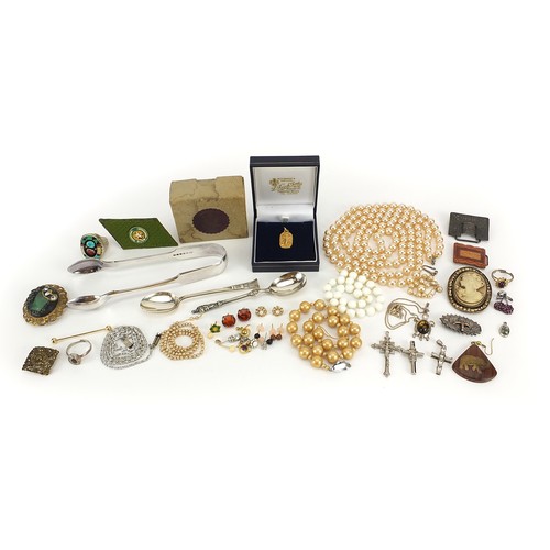 506 - Vintage and later costume jewellery and objects including brooches, rings, cross pendants and simula... 