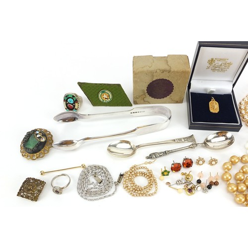 506 - Vintage and later costume jewellery and objects including brooches, rings, cross pendants and simula... 