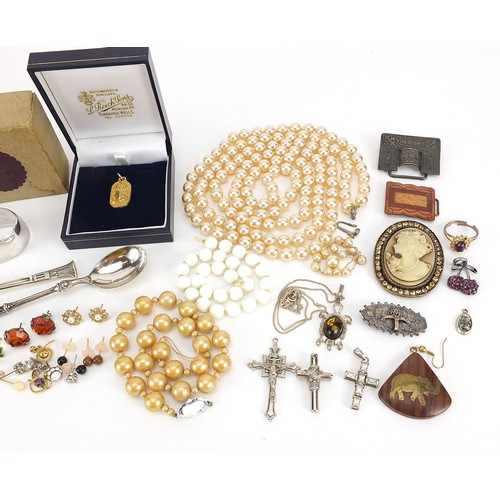 506 - Vintage and later costume jewellery and objects including brooches, rings, cross pendants and simula... 