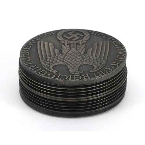 714 - German military interest Adolf Hitler design snuff box, 5cm in diameter