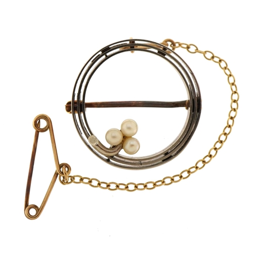 2088 - 15ct gold seed pearl brooch with safety chain, 1.9cm in diameter, 3.1g