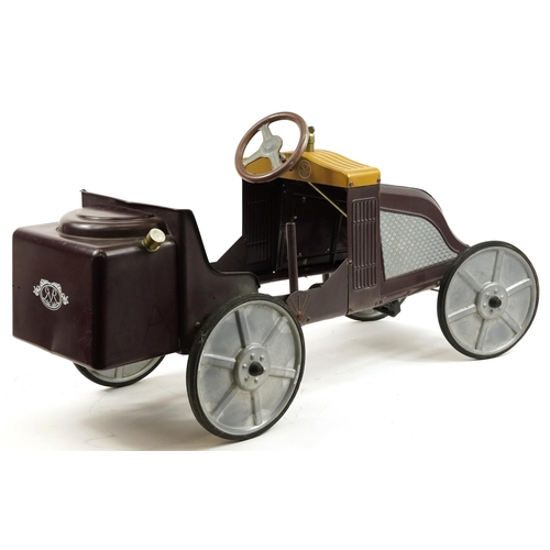 1582 - Retro child's pedal car with French Renault inscription, 108cm in length