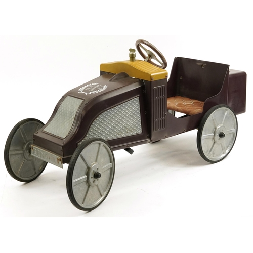 1582 - Retro child's pedal car with French Renault inscription, 108cm in length