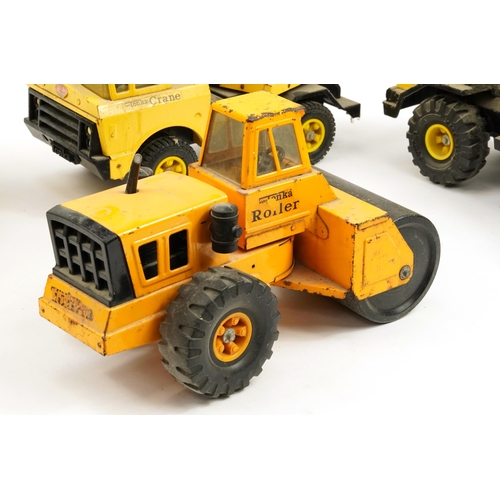 1565 - Four Tonka construction vehicles including crane and steam roller, the largest 66cm in length