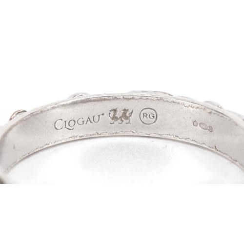 2093 - Clogau silver and gold Welsh wedding band with box, size O, 2.9g