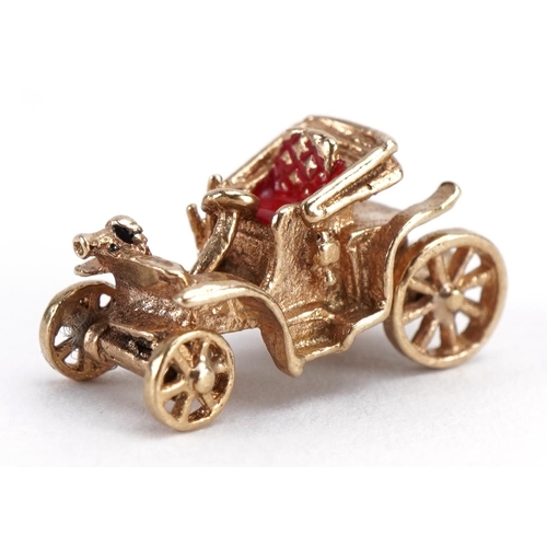 2085 - 9ct gold classic car charm with rotating wheels and enamelled seat, 1.7cm wide, 2.8g