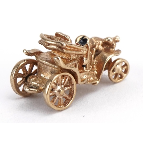 2085 - 9ct gold classic car charm with rotating wheels and enamelled seat, 1.7cm wide, 2.8g