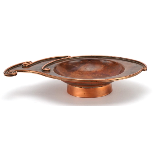 443 - Sam Fanaroff, Arts & Crafts style copper fruit bowl with stylised border, impressed SF 89 around the... 