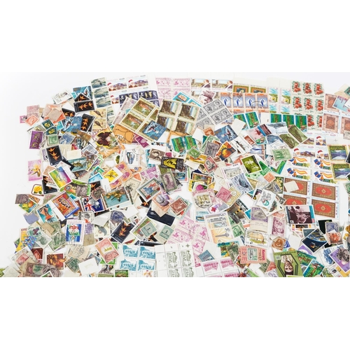 2579 - Collection of loose world stamps