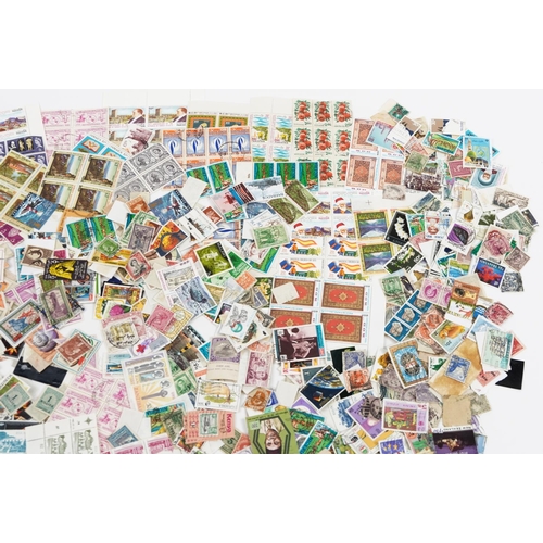 2579 - Collection of loose world stamps