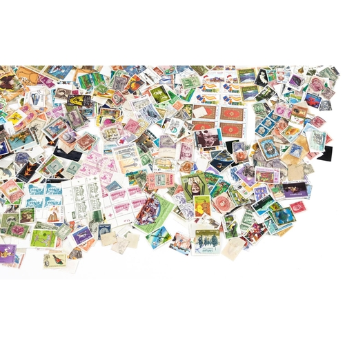 2579 - Collection of loose world stamps