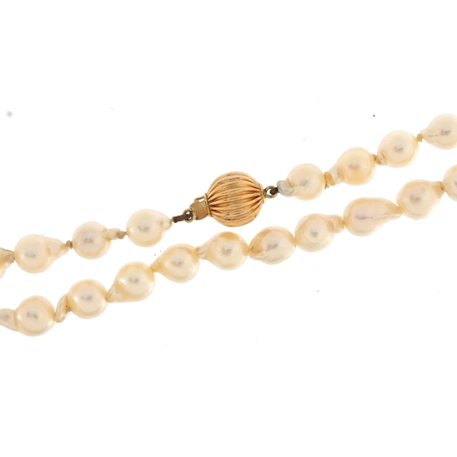 2090 - Single string pearl necklace with 14ct gold ball clasp, 78cm in length, 49.2g