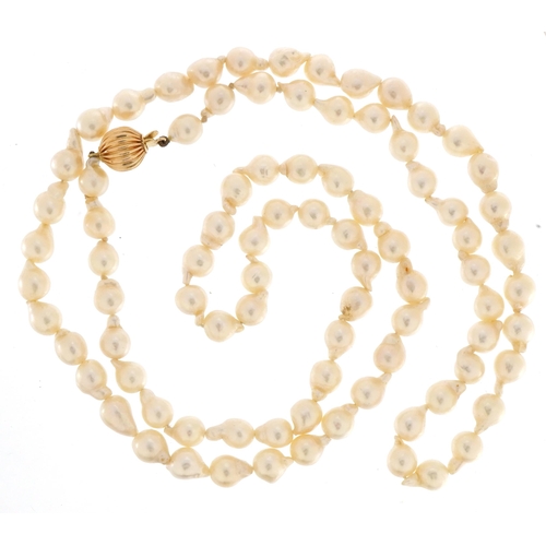 2090 - Single string pearl necklace with 14ct gold ball clasp, 78cm in length, 49.2g