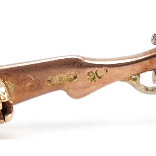 1060 - Hunting interest 9ct three tone gold shotgun and dog bar brooch, 6.4cm wide, 7.1g