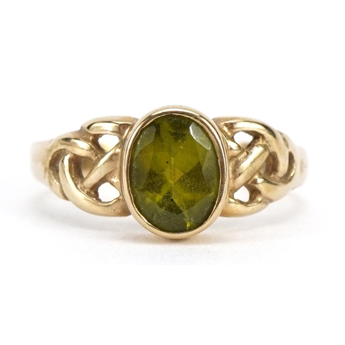 1526 - 9ct gold peridot solitaire ring with Celtic design shoulders, size N, 3.0g