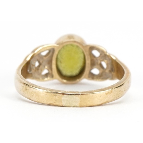 1526 - 9ct gold peridot solitaire ring with Celtic design shoulders, size N, 3.0g