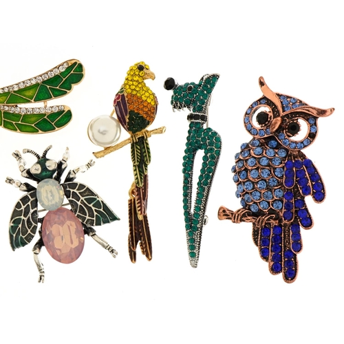 1604 - Seven jewelled and enamel animal and insect brooches including dragonfly, parrot and Scottie dog, th... 