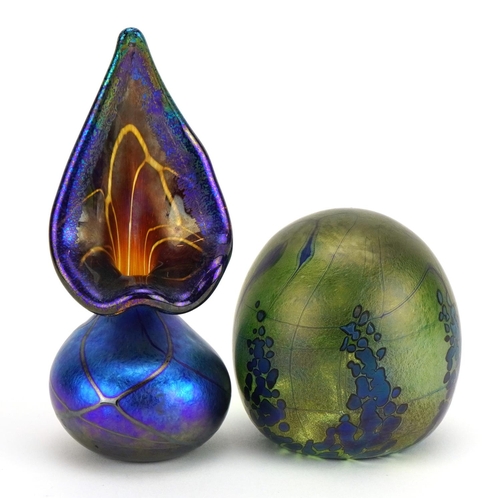 30 - Siddy Langley, iridescent art glassware comprising a Jack in a pulpit style vase dated 1992 and a pa... 