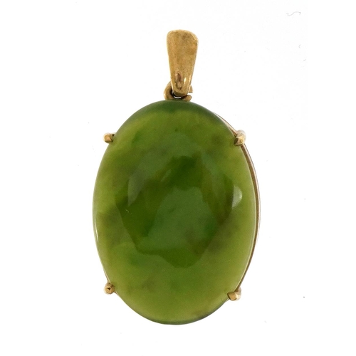 1104 - 9ct gold spinach green jade pendant, 3.3cm high, 5.5g