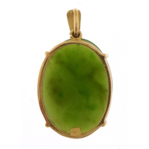 1104 - 9ct gold spinach green jade pendant, 3.3cm high, 5.5g