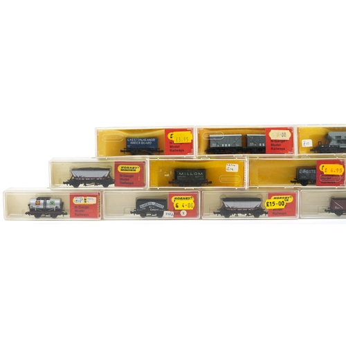 484 - Fifteen Hornby Minitrix N gauge model railway tankers and wagons with cases