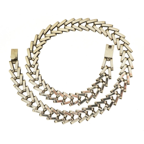 1130 - Heavy Mexican silver necklace, 47cm in length, 85.0g