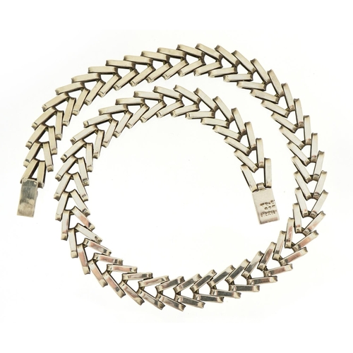 1130 - Heavy Mexican silver necklace, 47cm in length, 85.0g