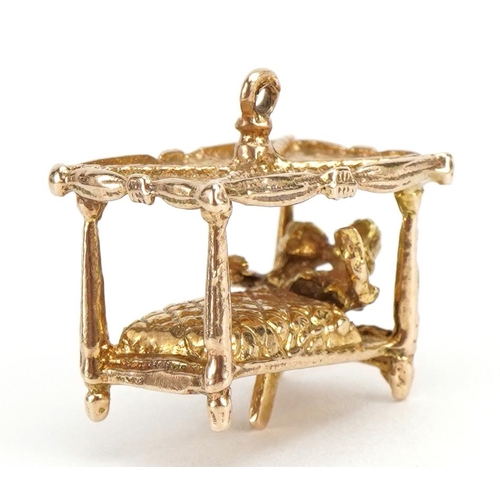 1125 - 9ct gold four poster bed charm with two figures, 1.7cm wide, 4.4g