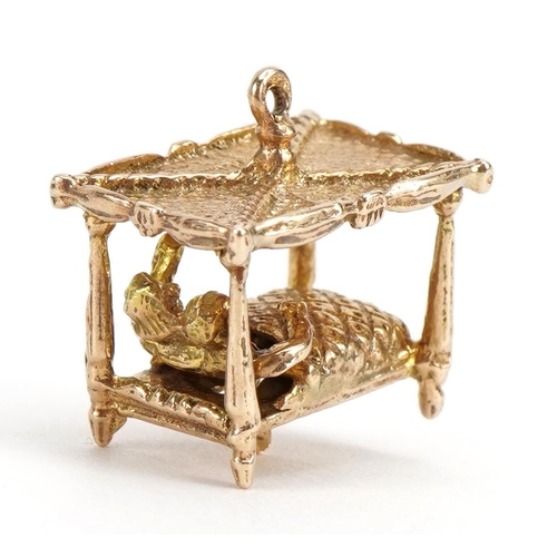 1125 - 9ct gold four poster bed charm with two figures, 1.7cm wide, 4.4g