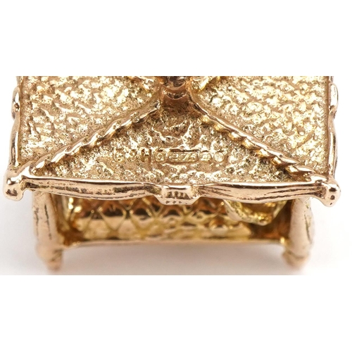 1125 - 9ct gold four poster bed charm with two figures, 1.7cm wide, 4.4g