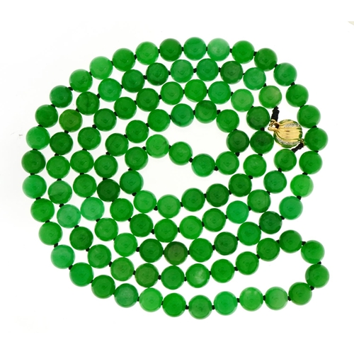 1522 - Chinese green jade bead necklace with 14k gold ball clasp set with diamonds, 114cm in length, 157.1g