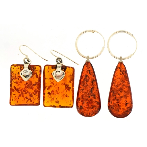 1525 - Two pairs of silver natural amber drop earrings, the largest 5.0cm high, total 13.1g