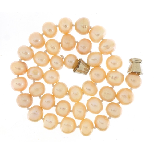 1528 - Freshwater pearl necklace with yellow metal magnetic clasp, 47cm in length, 79.5g