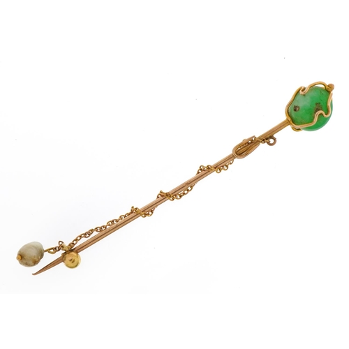 1101 - Unmarked gold green hardstone and pearl stickpin with chain, housed in a tooled leather box, 7.3cm i... 