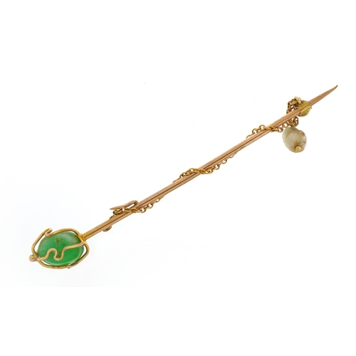 1101 - Unmarked gold green hardstone and pearl stickpin with chain, housed in a tooled leather box, 7.3cm i... 