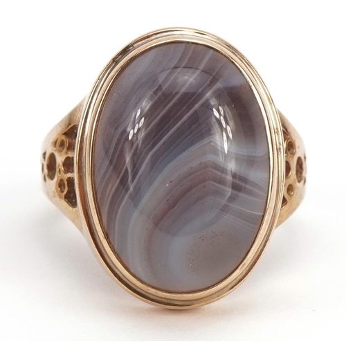 1089 - Jon & Valerie Hill, 9ct gold cabochon agate ring with pierced shoulders housed in a Jon & Valerie Hi... 