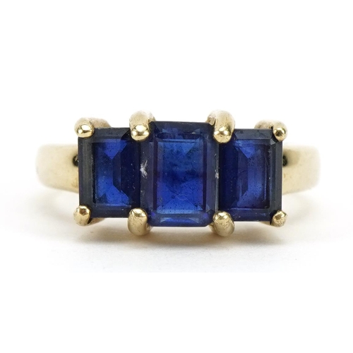 1098 - 9ct gold blue stone trilogy ring, tests as sapphire, the largest stone approximately 6.8mm x 5.0mm, ... 