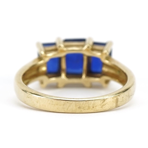 1098 - 9ct gold blue stone trilogy ring, tests as sapphire, the largest stone approximately 6.8mm x 5.0mm, ... 