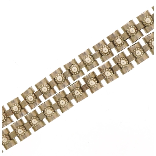 1585 - Victorian aesthetic unmarked silver collarette necklace, 41cm in length, 19.2g