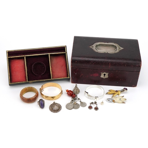 1622 - Antique and later jewellery including a jade bangle, silver and amber earrings and a 9ct gold metal ... 