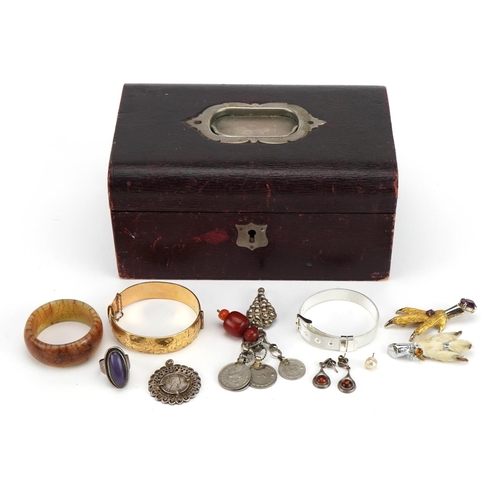 1622 - Antique and later jewellery including a jade bangle, silver and amber earrings and a 9ct gold metal ... 