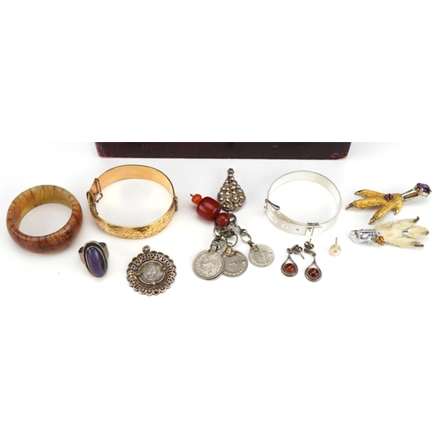 1622 - Antique and later jewellery including a jade bangle, silver and amber earrings and a 9ct gold metal ... 