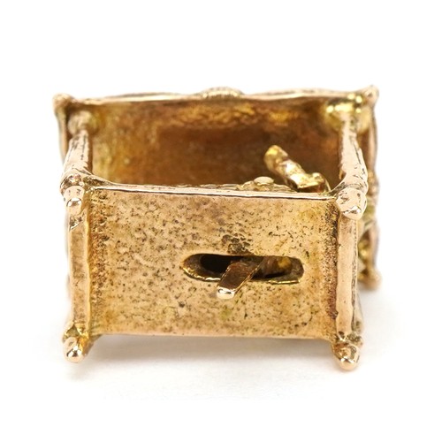 1125 - 9ct gold four poster bed charm with two figures, 1.7cm wide, 4.4g